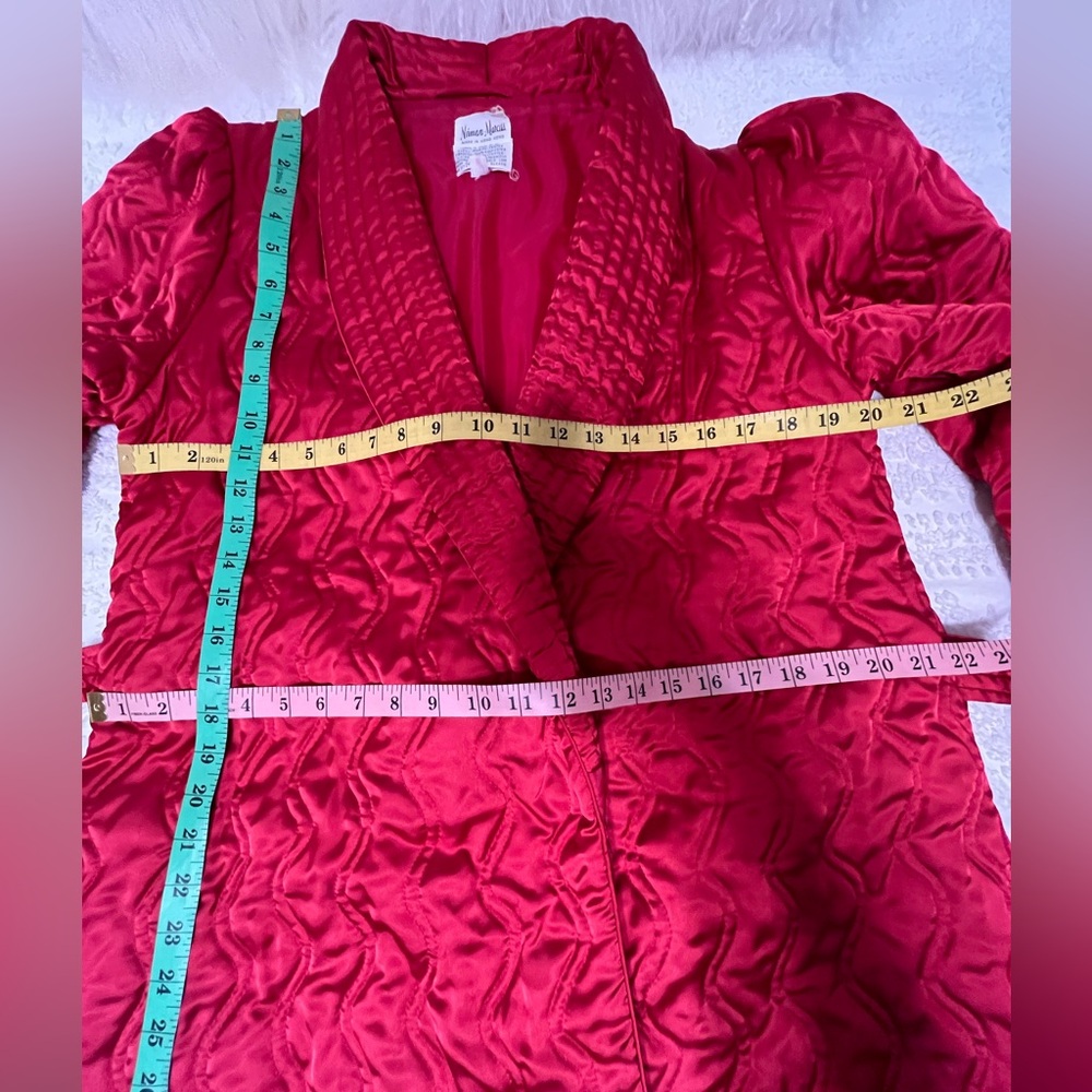 Lovely red quilted Neiman Marcus robe. Medium to large. - Picture 15 of 17